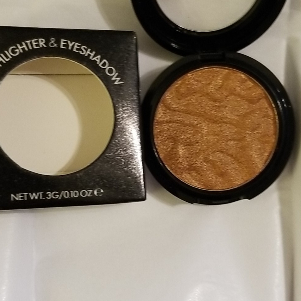 4/25 bundle item. Bellápierre Highlighter Eyeshadow in Sultry